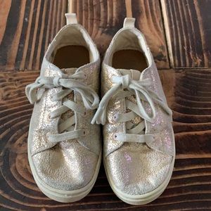 Toms gold crackle sneakers 💛💛